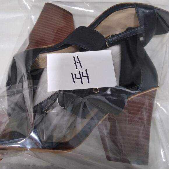 🌟2/$15🌟[H144] Vince Camuto Black Leather Strappy Buckle Block Heel Sandals - Picture 7 of 7